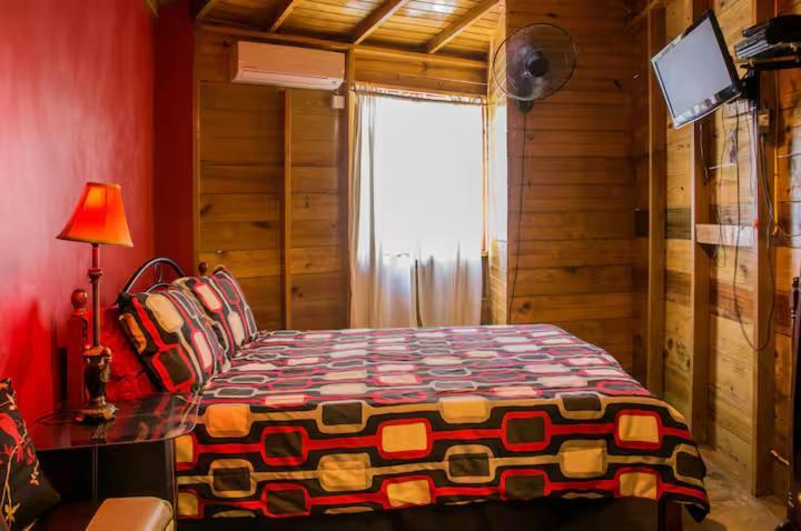 One32 Guesthouse Bejeweled Kingston Extérieur photo