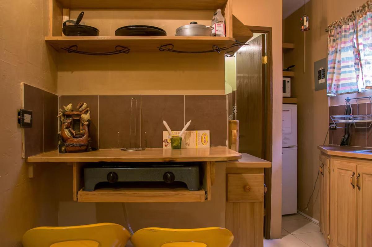 One32 Guesthouse Bejeweled Kingston Extérieur photo